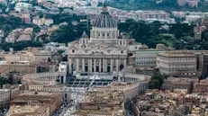 Veduta aerea della Basilica di San Pietro cattata a bordo di un elicottero dei Carabinieri in volo di pattuglia per contrasto e prevenzione crimini in citta’, Roma, 24 Settembre 2024. ANSA/GIUSEPPE LAMI - Oggi ricorre il 60esimo anniversario costituzione Servizio aereo dell’Arma dei Carabinieri /////////////// An aerial view of the Saint Peter's Basilica taken from Italian Carabinieri helicopter patrolling above Rome. Italy, 24 September 2024. ANSA/GIUSEPPE LAMI The Italian Carabinieri Flight Department celebrates its 60th anniversary