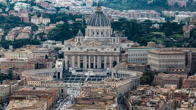 Veduta aerea della Basilica di San Pietro cattata a bordo di un elicottero dei Carabinieri in volo di pattuglia per contrasto e prevenzione crimini in citta’, Roma, 24 Settembre 2024. ANSA/GIUSEPPE LAMI - Oggi ricorre il 60esimo anniversario costituzione Servizio aereo dell’Arma dei Carabinieri /////////////// An aerial view of the Saint Peter's Basilica taken from Italian Carabinieri helicopter patrolling above Rome. Italy, 24 September 2024. ANSA/GIUSEPPE LAMI The Italian Carabinieri Flight Department celebrates its 60th anniversary