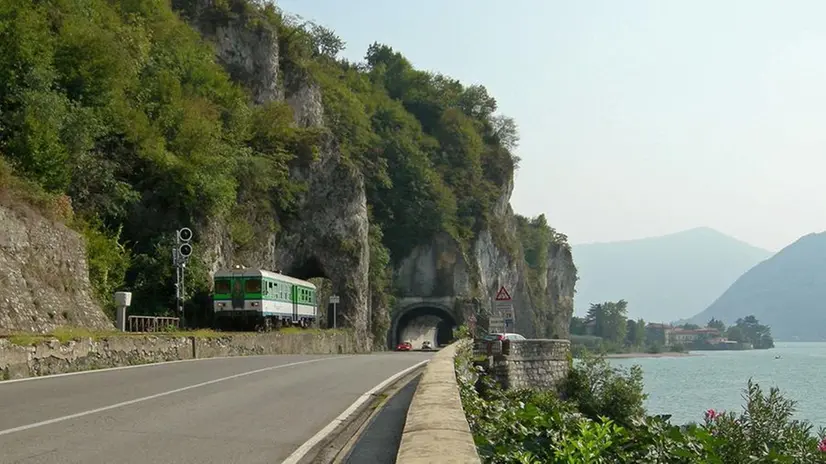 La stazione di Iseo e un treno nei pressi di Marone - Foto Carlo Bonari