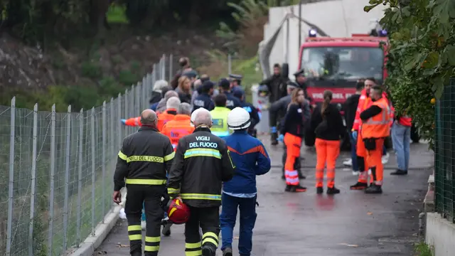 Vigili del fuoco al lavoro sul luogo dell'esplosione ad Ercolano, dove si sono registrate alcune vittime. Napoli 26 Aprile 2024. ANSA/CESARE ABBATE/