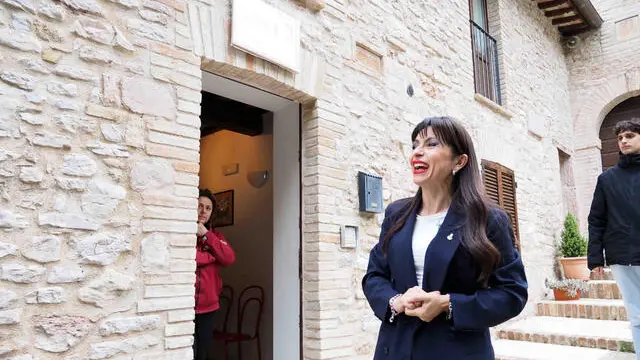 La candidata presidente in Umbria per il centrosinistra ha votato ad Assisi con la Costituzione in mano. Foto Ansa del collaboratore Riccardo Gasperini