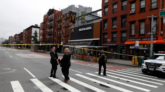 epa09344605 New York City Police Detectives are seen entering a crime scene involving a knife and a gun on East 6th Street and 1st Avenue in the East Village of New York, New York, USA, 14 July 2021. According to the New York Police Department (NYPD), the overall crime rates in the city increased 22 percent in May 2021 compared to May 2020, and three percent in June 2021 compared to June 2020. EPA/JASON SZENES