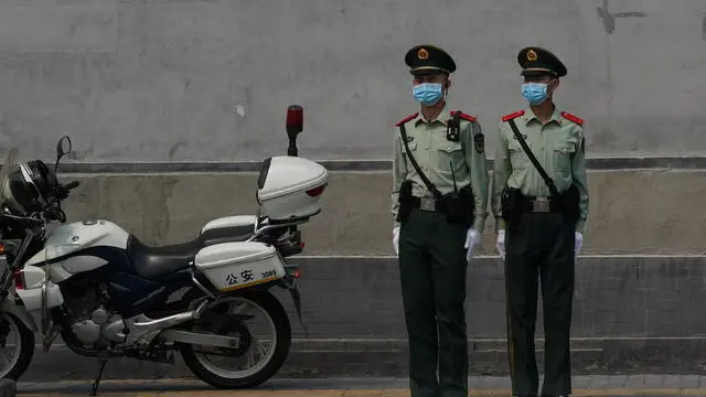 epa08434865 Chinese paramilitary police officers guard in the street ahead the opening of the third plenary session of the 13th National Committee of the Chinese People's Political Consultative Conference (CPPCC) in Beijing, China, 21 May 2020. China will hold the Chinese People's Political Consultative Conference (CPPCC) on 21 May and the National People's Congress (NPC) on 22 May, after the two major political meetings initially planned to be held in March 2020 were postponed amid the ongoing coronavirus COVID-19 pandemic. EPA/WU HONG / POOL