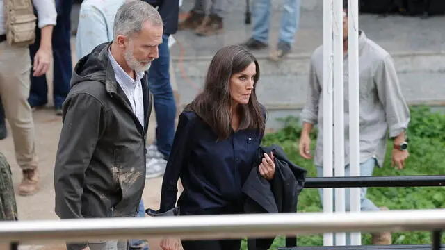 epa11699187 Spain's King Felipe (L) and Queen Letizia leave after visiting the emergency center in l'Eliana, Valencia, eastern Spain, 03 November 2024, where efforts are coordinated in response to the heavy rains and flash floods that impacted the region. A crowd of angry citizens tossed mud and shouted insults at the Spanish king, queen, and government officials when they paid their first visit to Paiporta following the recent floods in Valencia and neighboring provinces. EPA/MANUEL BRUQUE