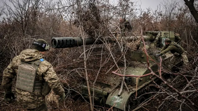 epa11728557 A handout photo made available by the press service of the 24th Mechanized Brigade of Ukrainian Armed Forces shows servicemen of the 24th Mechanized Brigade preparing to fire 2S5 self-propelled 152mm howitzer towards Russian positions near Chasiv Yar in Donetsk region, Ukraine, 18 November 2024 (issued 19 November 2024) amid the Russian invasion. Russian troops entered Ukrainian territory on 24 February 2022, starting a conflict that has provoked destruction and a humanitarian crisis. EPA/Press service of the 24th Mechanized Brigade HANDOUT HANDOUT EDITORIAL USE ONLY/NO SALES