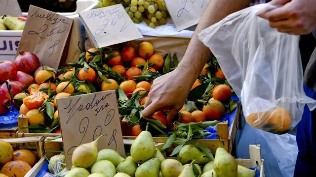 Un mercatino rionale in zona Chaia a Napoli. Dai dati Istat diffusi oggi risulta che si allentano le tensioni sui prezzi dei prodotti di largo consumo: i prezzi dei beni alimentari, per la cura della casa e della persona (il carrello della spesa) rallentano a ottobre dal +1,5% di settembre all'1%. 31 ottobre 2018 ANSA / CIRO FUSCO