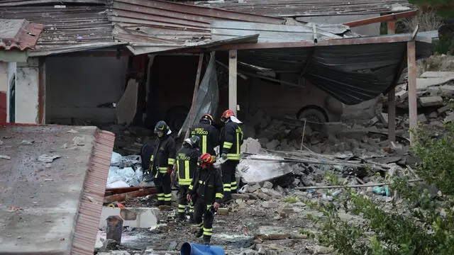 Vigili del fuoco al lavoro sul luogo dell'esplosione ad Ercolano, dove si sono registrate alcune vittime. Napoli 26 Aprile 2024. ANSA/CESARE ABBATE/