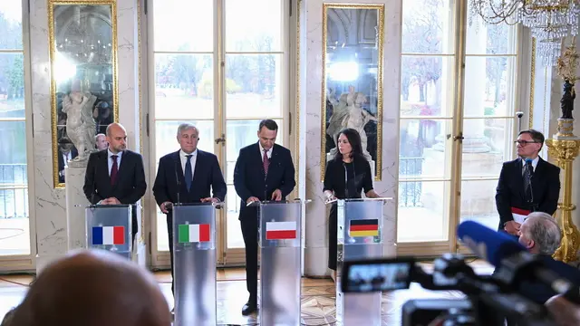 epa11728797 (L-R) France's Minister for Europe and Foreign Affairs Jean-Noel Barrot, Italian Deputy Prime Minister and Foreign Minister Antonio Tajani, Polish Foreign Minister Radoslaw Sikorski and German Foreign Minister Annalena Baerbock attend a press conference at the Palace on the Isle in the Royal Baths Park in Warsaw, Poland, 19 November 2024. The heads of diplomacy of Poland, Germany, France, and Italy, with the remote participation of British and Spanish foreign ministers, meet in Warsaw to discuss issues related to European defense and transatlantic relations in the current geopolitical situation. EPA/MARCIN OBARA POLAND OUT