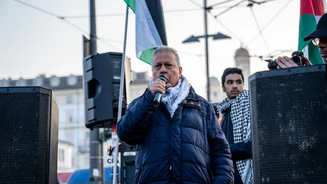 L'intervento di Mohammad Hannoun, dell'Associazione benefica di solidarietà con il Popolo palestinese. Migliaia le persone che sabato 16 novembre 2024 hanno preso parte alla manifestazione pro Palestina, all'indomani dagli scontri e dalle tensioni tra Polizia e studenti. Il corteo ha sfilato nelle vie del centro di Torino in maniera pacifica ANSA/JESSICA PASQUALON