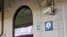 Una telecamera di sorveglianza all'esterno della stazione ferroviaria di Bologna, 24 aprile 2024. ANSA/STEFANIA PASSARELLA (Polfer, generica, simbolica)