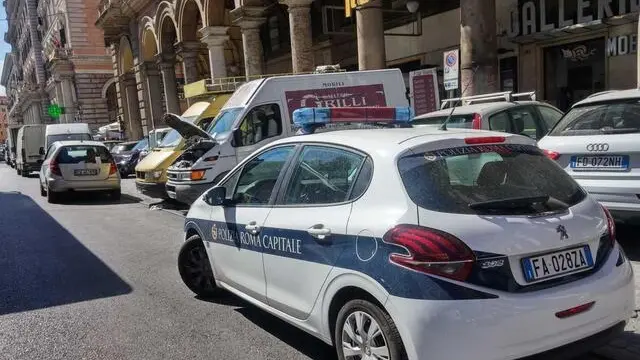 Un momento dell'operazione della Polizia Roma Capitale a piazza Vittorio, Roma, 18 giugno 2016. La Polizia di Roma Capitale è intervenuta in forze per il controllo delle attività commerciali posizionate sotto i portici di Piazza Vittorio Emanuele. Un'attività che rientra in quelle del costante contrasto all'abusivismo commerciale potata avanti da mesi, a garanzia della legalità e della leale concorrenza tra commercianti. Numerosi agenti della Polizia Amministrativa del Gruppo Trevi hanno controllato tutti i banchi presenti: abbigliamento, bigiotteria, borse, libri, materiale di antiquariato, elettronica di consumo e altro, bloccando da subito le attività per permettere le necessarie operazioni di controllo e misurazioni. Presente anche personale del GSSU, del Comando Provinciale della Guardia di Finanza e della Stazione Carabinieri "Esquilino" a supporto. Dai controlli, durati tutta la mattinata, è emerso che delle 28 attività controllate 10 operavano regolarmente, di cui 3 di esse con regolare autorizzazione, e 7 con autorizzazione di tipo itinerante. Sono state comunque tutte sanzionate, in quanto per maggiore occupazione di suolo pubblico. Per quanto riguarda le 18 attività rimanenti, nessuna di esse aveva autorizzazione ad operare, quindi sono scattate per loro pesanti sanzioni con il sequestro di tutta la merce. La merce alimentare deperibile e tracciabile è stata devoluta ad enti benefici, mentre la merce alimentare non tracciabile (quindi potenzialmente deleteria per la salute pubblica) è stata convogliata a distruzione. ANSA/ POLIZIA ROMA CAPITALE +++ ANSA PROVIDES ACCESS TO THIS HANDOUT PHOTO TO BE USED SOLELY TO ILLUSTRATE NEWS REPORTING OR COMMENTARY ON THE FACTS OR EVENTS DEPICTED IN THIS IMAGE; NO ARCHIVING; NO LICENSING +++