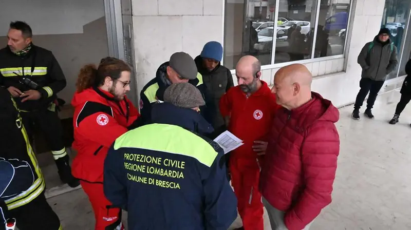 L'intervento delle forze dell'ordine e dei soccorsi in via Montello - Foto Gabriele Strada/Neg © www.giornaledibrescia.it