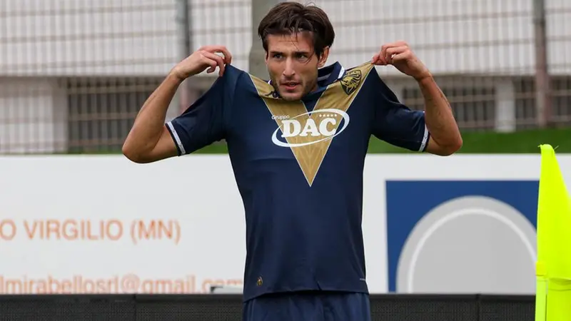 L'esultanza di Borrelli dopo il gol al Mantova - Foto New Reporter Nicoli © www.giornaledibrescia.it