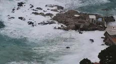 Maltempo: mareggiata e vento forte a Capri (Napoli), l'isola colpita da una violenta sciroccata, in gran parte sospesi i collegamenti marittimi con la terraferma.