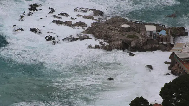 Maltempo: mareggiata e vento forte a Capri (Napoli), l'isola colpita da una violenta sciroccata, in gran parte sospesi i collegamenti marittimi con la terraferma.