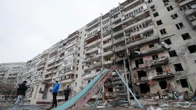 epaselect epa09783576 Aftermath of an overnight shelling at a residential area in Kiev, Ukraine, 25 February 2022. Russian troops entered Ukraine on 24 February prompting the country's president to declare martial law. EPA/SERGEY DOLZHENKO