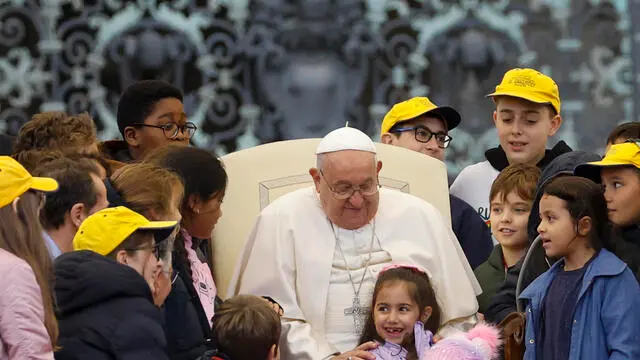 Pope Francis greats some children during his weekly general audience in St. Peter's Square, Vatican, 20 November 2024. ANSA/FABIO FRUSTACI