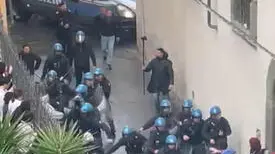 Cariche della polizia in mattinata nel centro di Pisa durante il corteo studentesco che voleva raggiungere piazza dei Cavalieri. I poliziotti schierati a protezione di uno degli accessi alla piazza hanno caricato gli studenti che stavo cercando di oltrepassare lo sbarramento, 22 Febbraio 2024. ANSA