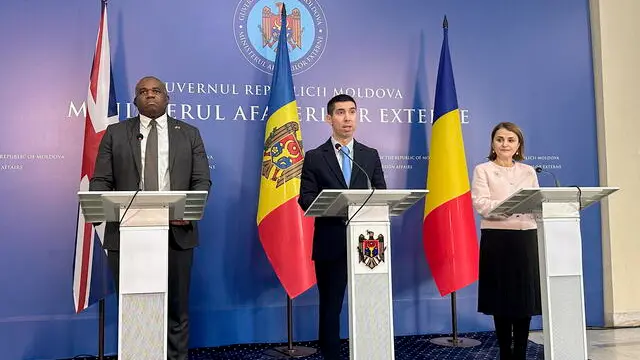 epa11731295 (L-R) British Foreign Secretary David Lammy, Minister of Foreign Affairs of Moldova Mihai Popsoi and Romanian Minister of Foreign Affairs Luminita Odobescu attend a joint press conference in the Ministry of Foreign Affairs building in Chisinau, Moldova, 20 November 2024. The British foreign secretary signed new agreements on migration, defense and security with Moldova on 20 November, according to the British government. EPA/DUMITRU DORU