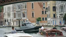 Motovedetta pattugliatore della Guardia di Finanza interrompe momentaneamente il traffico acqueo sul Canal Grande, in attesa del passaggio di alcuni motoscafi con a bordo delegazioni del G20, oggi 8 luglio 2021. ANSA/ANDREA MEROLA