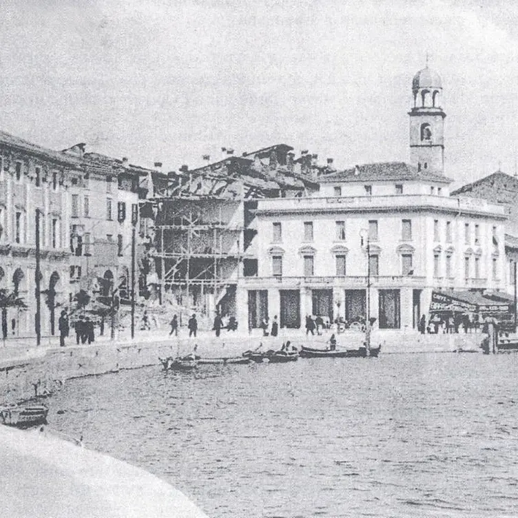 Un edificio in ricostruzione in piazza Napoleone ai primi del Novecento © www.giornaledibrescia.it