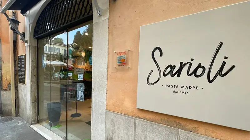 L'insegna di Maurizio Sarioli, a due passi da piazza Loggia - © www.giornaledibrescia.it