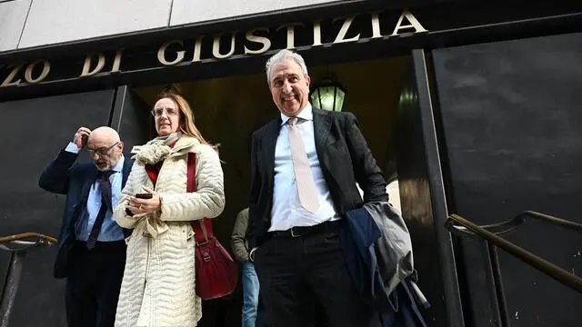 L'avvocato della famiglia Soracco Andrea Vernazza (S) e l'avvocato Giovanni Roffo (D) legale di Annalucia Cecere, al suo arrivo a palazzo di Giustizia. Genova, 20 novembre 2024. ANSA/LUCA ZENNARO