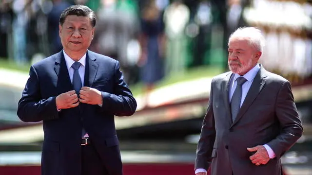 epa11731210 Brazilian President Luiz Inacio Lula da Silva (R) receives Chinese President Xi Jinping (L) with state honors at the Alvorada Palace in Brasilia, Brazil, 20 November 2024. The two leaders are expected to review the extensive bilateral agenda and the global outlook following their participation in the G20 summit. EPA/ANDRESSA ANHOLETE