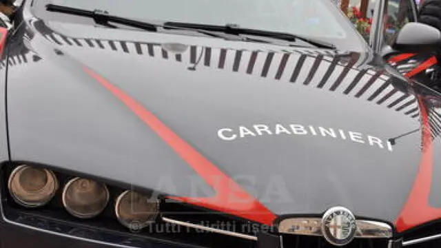 Cc scoprono truffa scarpe e indumenti online, 4mln proventi. Auto Carabinieri