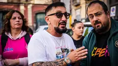 Il padre di Francesco Pio Maimone (S) in un momento del sit-in “Liberiamo Napoli dalla violenza” in Piazza del Gesù”. Napoli 9 Novembre 2024. ANSA/CESARE ABBATE/