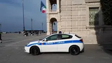 (ANSA) - TRIESTE - Auto della Polizia locale davanti al palazzo della Prefettura a Trieste. (ANSA).