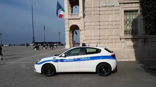 (ANSA) - TRIESTE - Auto della Polizia locale davanti al palazzo della Prefettura a Trieste. (ANSA).