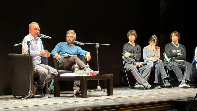 Studenti e studiosi sul palco del teatro Sociale - © www.giornaledibrescia.it