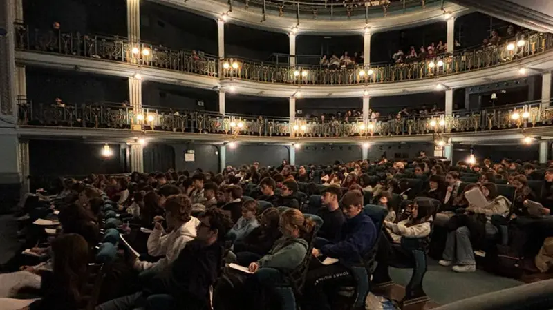 Studenti al Teatro Sociale per il primo dei tre incontri proposti dall'Associazione Mese Letterario - © www.giornaledibrescia.it