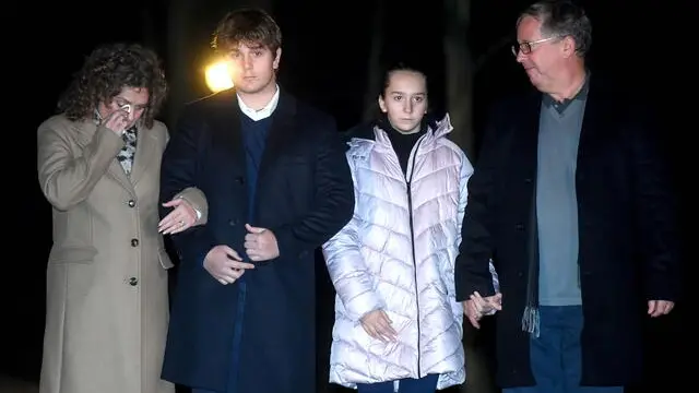 epa08985055 The family of Captain Sir Tom Moore (L-R), daughter Hannah, grandson Benji, granddaughter Georgia and son-in-law Colin Ingram participate in a doorstep clap in his memory near their home near Milton Keynes, Britain, 03 February, 2021. According to Moore's family, 100-year old Tom Moore, who raised about 33 million British pounds (almost 37 million euros) for Britain's National Health Service (NHS) died 02 February 2021. Moore was taken to a hospital 31 January 2021 after testing positive for Covid-19 and having problems with breathing. EPA/NEIL HALL