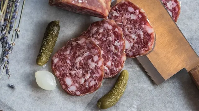 Fette di salame appena tagliato - Foto unsplash.com