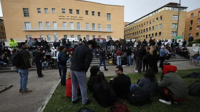 Il sit-in degli studenti universitari contro la guerra in Palestina, presso l'università La Sapienza. Roma, 18 aprile 2024. ANSA/MASSIMO PERCOSSI