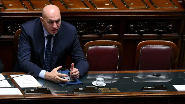 Il ministro della Difesa, Guido Crosetto, durante il Question time nell'aula di Montecitorio, Roma, 20 novembre 2024. ANSA/ETTORE FERRARI