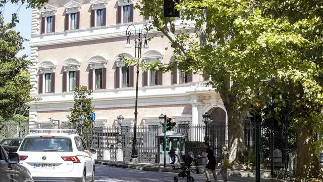 Semafori coperti dalle chiome degli alberi a via Veneto, davanti all'ambasciata americana. Roma, 20 agosto 2019 MASSIMO PERCOSSI HAVER/DI PIAZZA/CAPPONI