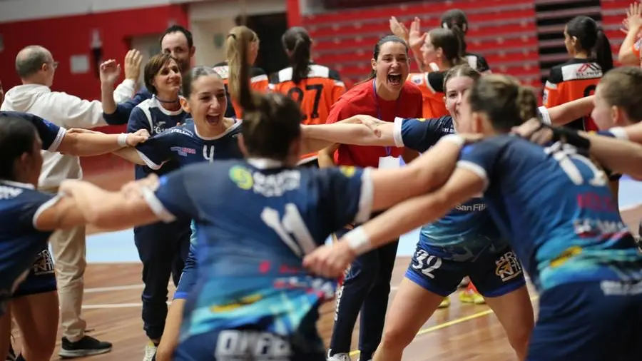 L'esultanza della squadra - Foto/Fb Pallamano Leonessa