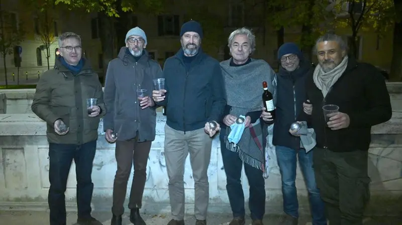 Il gruppo degli appassionati di pétanque - Foto New Reporter Favretto © www.giornaledibrescia.it