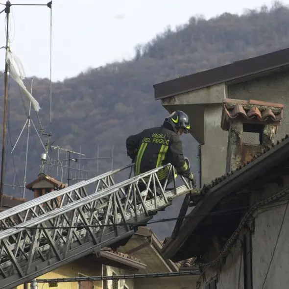 Un pompiere al lavoro a Pompegnino - Foto New Eden Group © www.giornaledibrescia.it