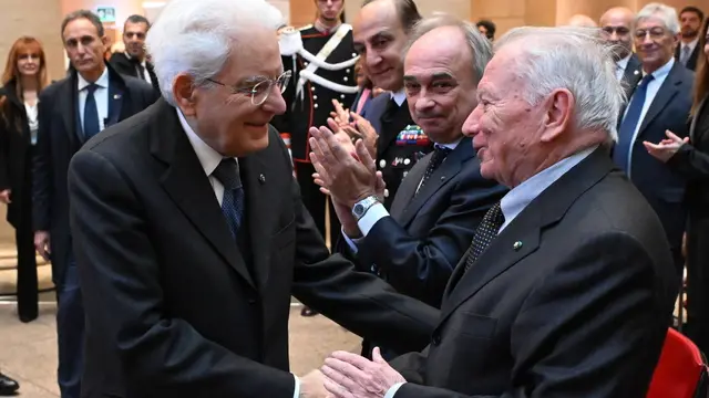 Il presidente della Repubblica, Sergio Mattarella, saluta il presidente uscente del TCI, Franco Iseppi, nel corso delle celebrazioni per i 130 anni del Touring Club Italiano, Roma 22 novembre 2024. ANSA/MAURIZIO BRAMBATTI