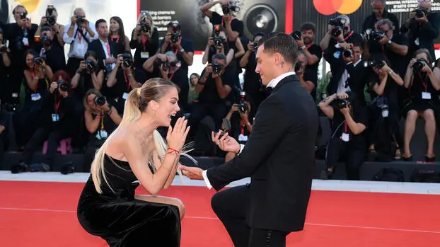 Alessandro Basciano proposes to Sophie Codegoni during the premiere of 'The Son' during the 79th annual Venice International Film Festival, in Venice, Italy, 07 September 2022.The movie is presented in official competition 'Venezia 79'at the festival running from 31 August to 10 September 2022. ANSA/CLAUDIO ONORATI