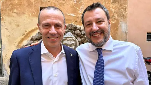 "Buon lavoro a Massimiliano Romeo, confermato capogruppo dei Senatori della Lega". Lo scrive su Twitter il segretario della Lega, Matteo Salvini. +++ TWITTER/SALVINI +++ NPK +++ ATTENZIONE LA FOTO NON PUO' ESSERE RIPRODOTTA SENZA L'AUTORIZZAZIONE DELLA FONTE DI ORIGINE CUI SI RINVIA ++++