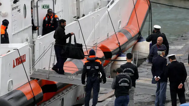 Bari 19 10 2024 E'entrata nel porto di Bari la motovedetta della guardia costiera italiana con a bordo i 12 migranti provenienti dal centro italiano di permanenza per il rimpatrio di Gjader per i quali è stato disposto il rientro in Italia dopo che il tribunale di Roma non ha convalidato il loro trattenimento all'interno del centro. La motovedetta è partita dall'Albania questa mattina attorno alle 9.30. Foto di ANSA/DONATO FASANO