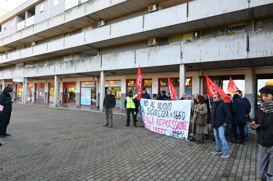 Il presidio di «Diritti per tutti» in via Carpaccio