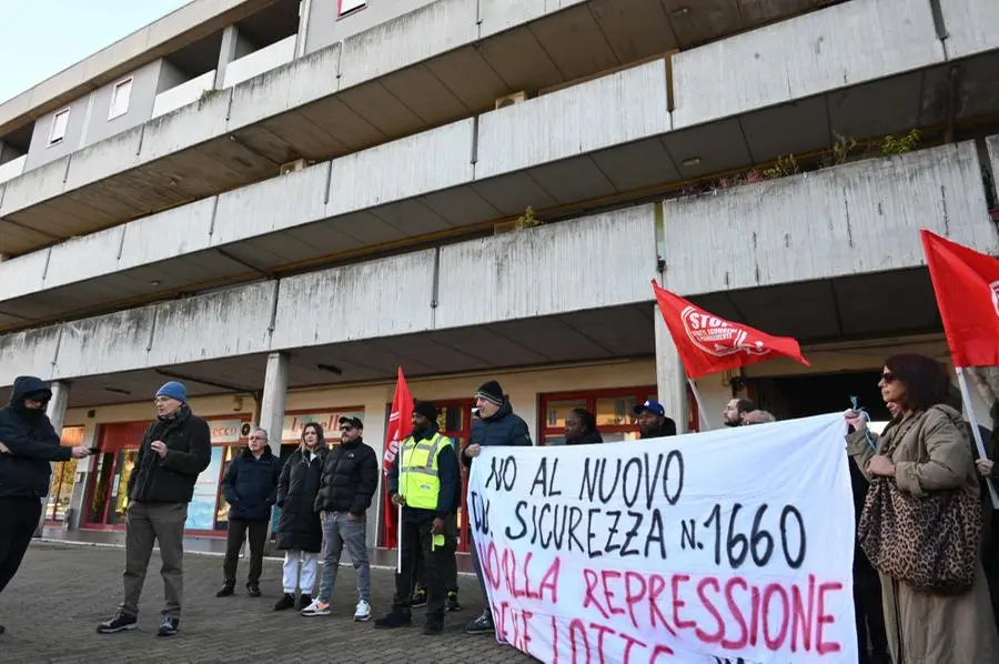 Il presidio di «Diritti per tutti» in via Carpaccio