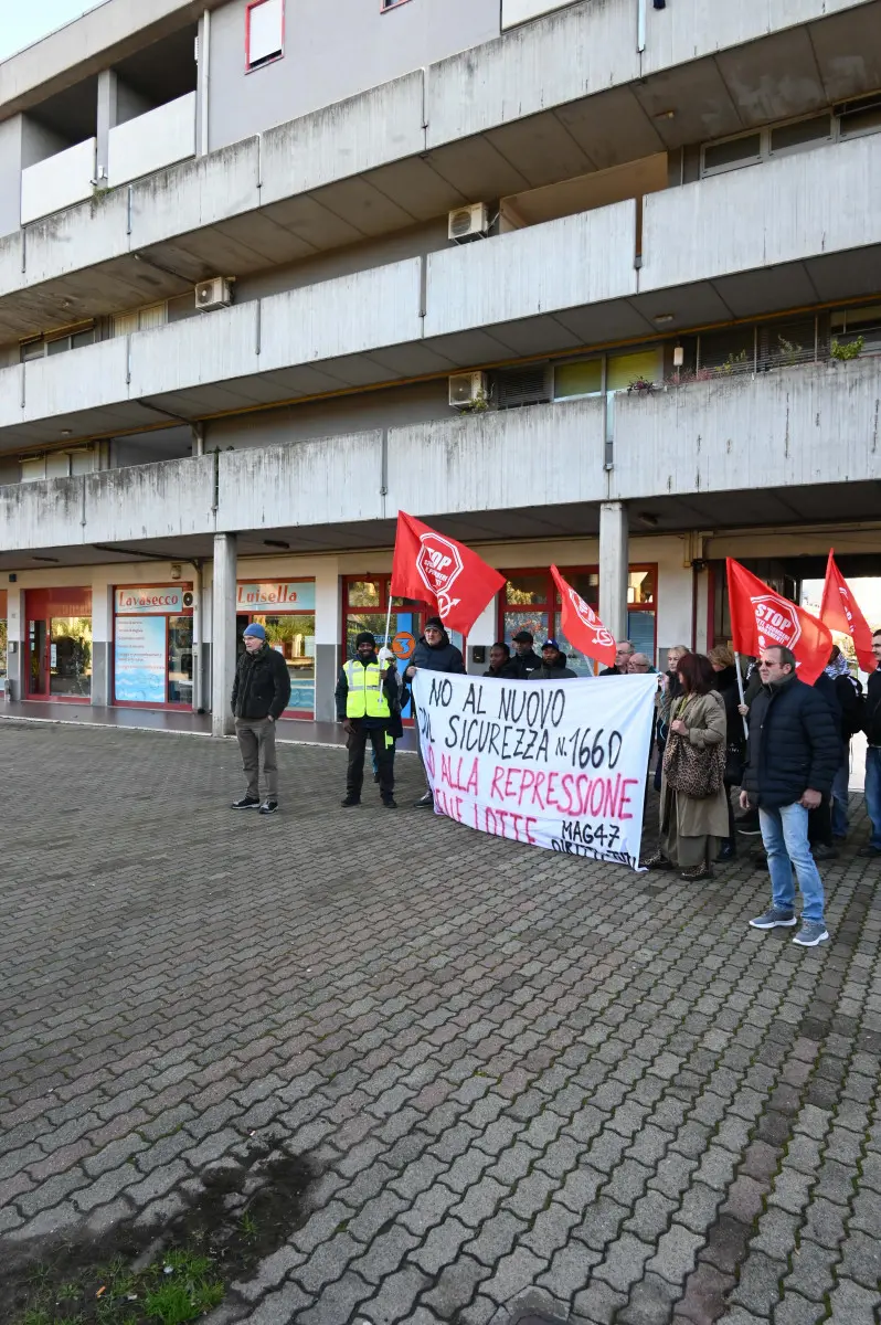 Il presidio di «Diritti per tutti» in via Carpaccio