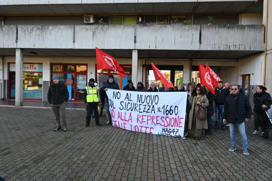 Il presidio di «Diritti per tutti» in via Carpaccio